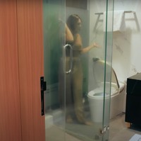 Rumah Wulan Guritno juga dilengkapi dengan fasilitas toilet berteknologi canggih. Dijelaskan Wulan bahwa kloset duduk di rumahnya itu bisa terbuka, menutup dan flushing secara otomatis. Foto: YouTube/Wulan Guritno