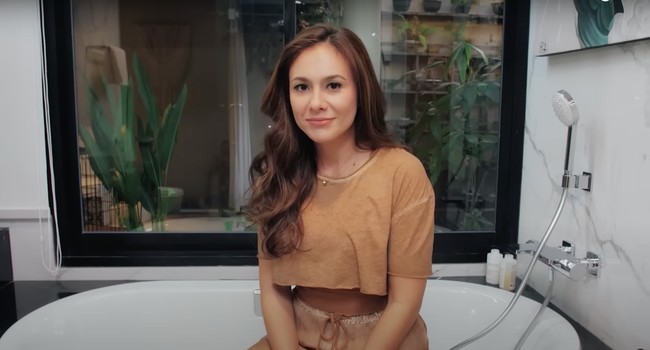 Tak hanya dilengkapi dengan kloset duduk berteknologi canggih, toilet di rumah Wulan juga memiliki bathtub. Di samping bathtub terdapat jendela kaca yang cukup besar yang memperlihatkan pemandangan di ruang samping yang dipenuhi dengan beberapa tanaman hijau. Foto: YouTube/Wulan Guritno