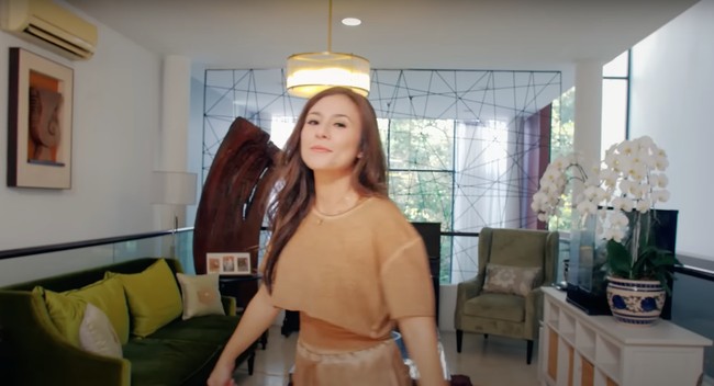 Masuk ke dalam rumah Wulan Guritno disambut dengan ruang tamu yang berdesain cukup artistik. Walaupun tak terlalu besar namun ruang tamu tersebut terlihat cukup nyaman dengan dilengkapi sofa dan beberapa pajangan. Foto: YouTube/Wulan Guritno