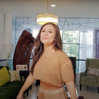 Masuk ke dalam rumah Wulan Guritno disambut dengan ruang tamu yang berdesain cukup artistik. Walaupun tak terlalu besar namun ruang tamu tersebut terlihat cukup nyaman dengan dilengkapi sofa dan beberapa pajangan. Foto: YouTube/Wulan Guritno