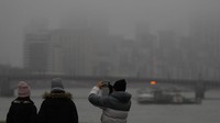 Kota London tampak tertutup kabut tebal pada Rabu (25/1/2023). (AP Photo/Alastair Grant)
