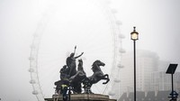 Akibat tertutup kabut, jarak pandang terbatas. (AP Photo/Aaron Chown)