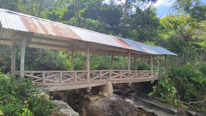 Salah satu akses jembatan menuju desa Kariango yang akan diganti menjadi jembatan beton yang dapat dilalui kendaraan.