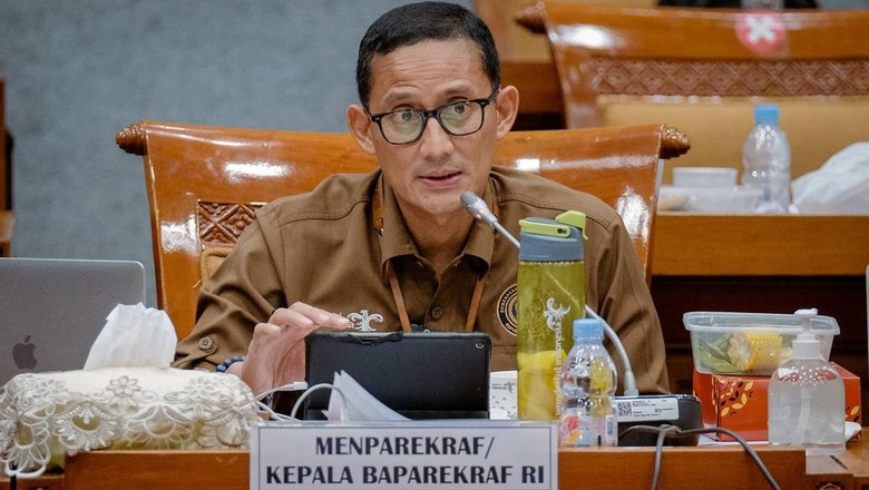 Sandiaga Uno di DPR Menparekraf Sandiaga Uno memaparkan realisasi penyerapan anggaran Kemenparekraf tahun 2022 di hadapan Komisi X DPR RI, Senayan, Jakarta, Rabu (25/01/2023).