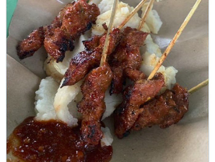 Sate babi di Pantai Sanur dianggap kemahalan oleh netizen.
