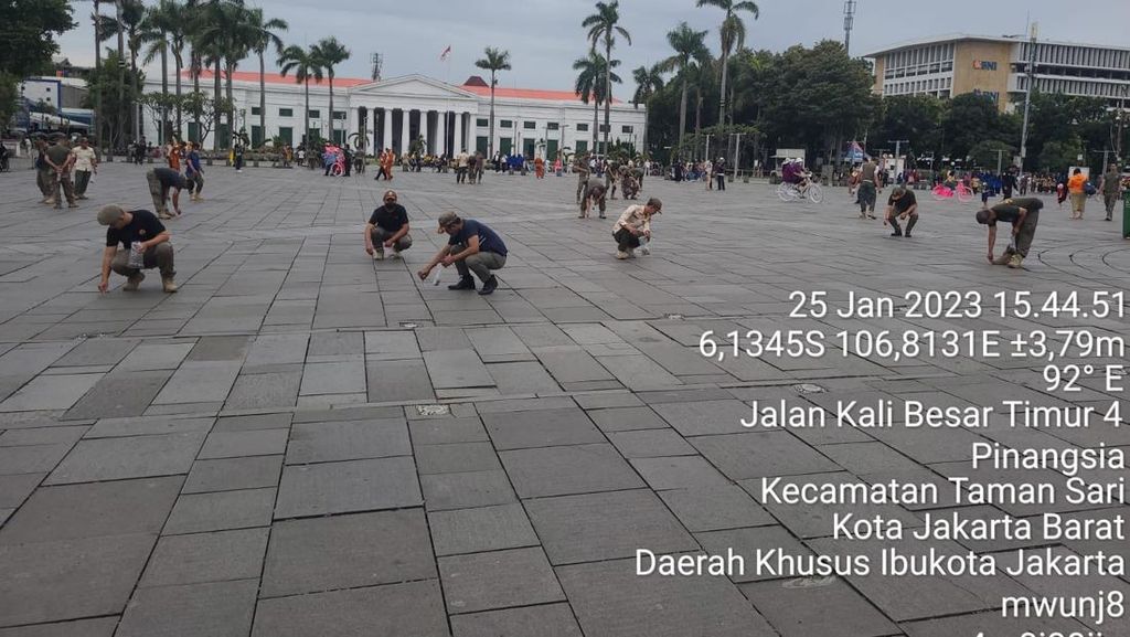 Satpol PP Bersih-bersih Kota Tua, Puntung Rokok Terkumpul 2 Tong Sampah!