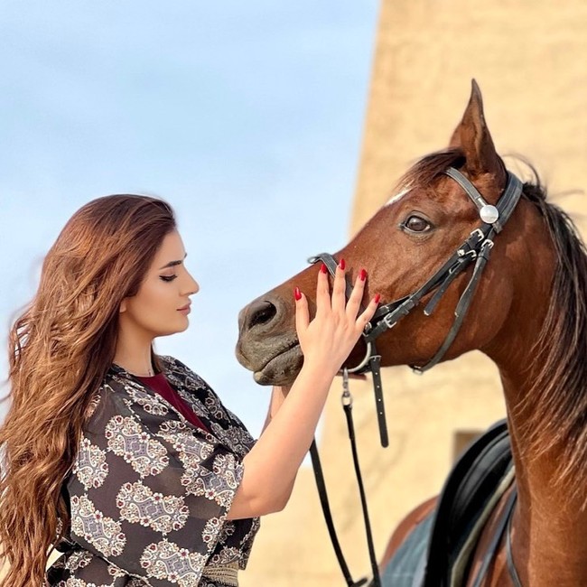 Wanita yang pernah kuliah di Inggris dan Amerika itu diketahui pandai berkuda dan melukis. Ia memiliki 11 kudu yang bernilai puluhan miliar. Foto: Instagram