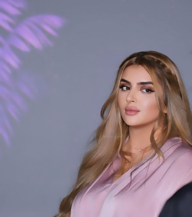 Baru-baru ini Sheikha Mahra ramai jadi pemberitaan karena dihubungkan dengan Cristiano Ronaldo. Rumor menyebut bahwa Mahra memiliki ketertarikan dengan sang bintang lapangan sejak lama. Berbagai sumber mengatakan jika Mahra mengetahui Ronaldo sudah punya pacar tapi tetap mengagumi pesona pemain Al-Nassr tersebut. Foto: Instagram