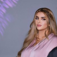 Baru-baru ini Sheikha Mahra ramai jadi pemberitaan karena dihubungkan dengan Cristiano Ronaldo. Rumor menyebut bahwa Mahra memiliki ketertarikan dengan sang bintang lapangan sejak lama. Berbagai sumber mengatakan jika Mahra mengetahui Ronaldo sudah punya pacar tapi tetap mengagumi pesona pemain Al-Nassr tersebut. Foto: Instagram