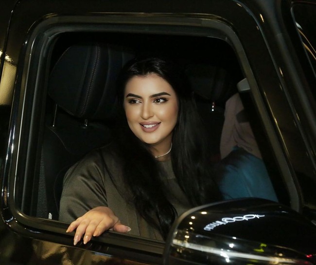 Sheikha Mahra juga menjalani gaya hidup yang mewah. Wanita tersebut juga dikatakan seorang pecinta mobil mewah. Ia mengoleksi sejumlah mobil mewah termasuk Rolls Royce. Foto: Instagram