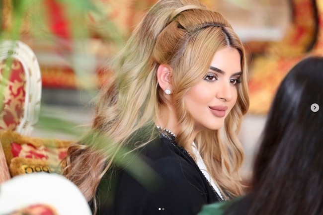 Mahra juga dikenal sebagai selebgram yang suka mempromosikan brand lokal, termasuk dengan menghadiri eksibisi. Foto: Instagram