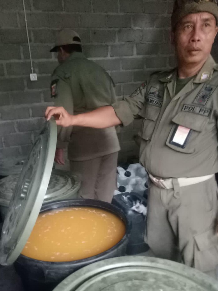 Satpol PP saat melakukan penertiban terhadap para perajin arak fermentasi yang ada di Kecamatan Sidemen, Kabupaten Karangasem Kamis (26/1/2023).
