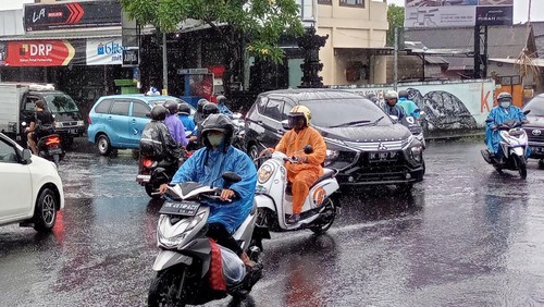 Simpang Padonan mengarah Pantai Berawa, Desa Tibubeneng, Kecamatan Kuta Utara, Badung, padat kendaraan menjelang sore.