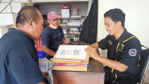 Suasana help desk registrasi aplikasi My Pertamina di kantor SPBU Abiantuwung, Kamis (26/1/2023).