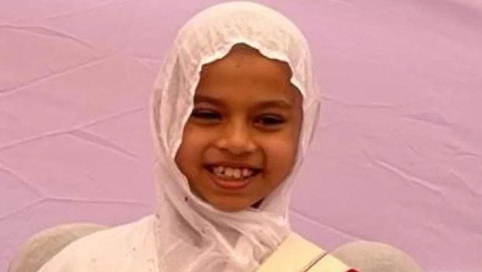 Devanshi Sanghvi, seorang gadis berusia delapan tahun di India menolak mewarisi kekayaan berlian bernilai jutaan dolar. Ia justru lebih memilih untuk masuk sebuah biarawati di sebuah ordo religius yang ketat dan meninggalkan kesenangan duniawi.