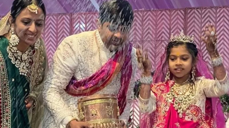 Devanshi Sanghvi, seorang gadis berusia delapan tahun di India menolak mewarisi kekayaan berlian bernilai jutaan dolar. Ia justru lebih memilih untuk masuk sebuah biarawati di sebuah ordo religius yang ketat dan meninggalkan kesenangan duniawi.