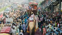 Anak itu adalah salah satu orang termuda yang mengikuti upacara bernama Diksha. Prosesi ini dilakukan dengan meninggalkan harta benda dan memasuki ordo agama Jain.  