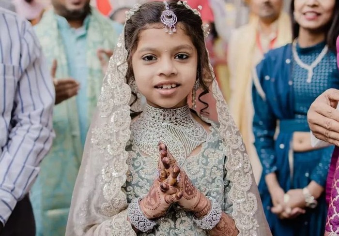 Devanshi Sanghvi, seorang gadis berusia delapan tahun di India menolak mewarisi kekayaan berlian bernilai jutaan dolar. Ia justru lebih memilih untuk masuk sebuah biarawati di sebuah ordo religius yang ketat dan meninggalkan kesenangan duniawi.