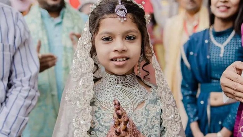 Sosok Devanshi Sanghvi, Biarawati Cilik yang Tolak Warisan Rp 1 T Devanshi Sanghvi, seorang gadis berusia delapan tahun di India menolak mewarisi kekayaan berlian bernilai jutaan dolar. Ia justru lebih memilih untuk masuk sebuah biarawati di sebuah ordo religius yang ketat dan meninggalkan kesenangan duniawi.