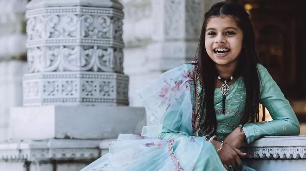 Devanshi Sanghvi, seorang gadis berusia delapan tahun di India menolak mewarisi kekayaan berlian bernilai jutaan dolar. Ia justru lebih memilih untuk masuk sebuah biarawati di sebuah ordo religius yang ketat dan meninggalkan kesenangan duniawi.