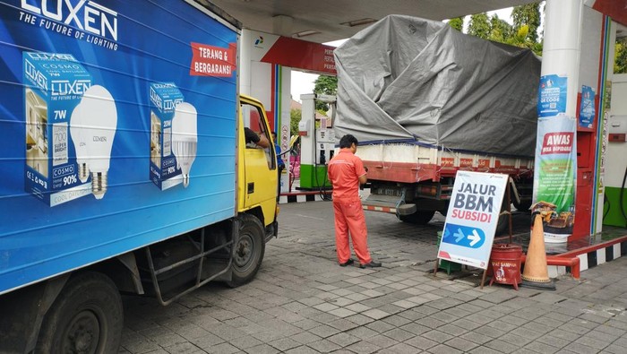 Suasana pembelian solar subsidi di sebuah SPBU di Denpasar, Kamis (26/1/2023). Foto: Nuranda Indrajaya/detikBali