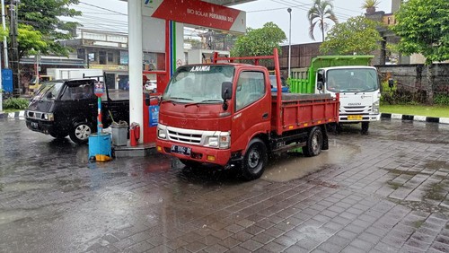 Suasana pengisian BBM solar di SPBU Kapal, Badung, Kamis (26/1/2023). (Agus Eka)