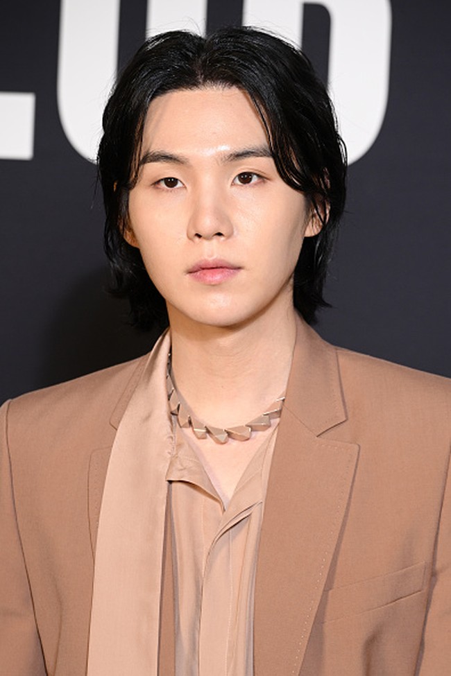 Dalam kesempatan itu, Suga BTS tampil memakai setelan jas bernuansa netral dari koleksi Valentino Spring Summer Ready to Wear Collection 2023. Foto: Getty Images