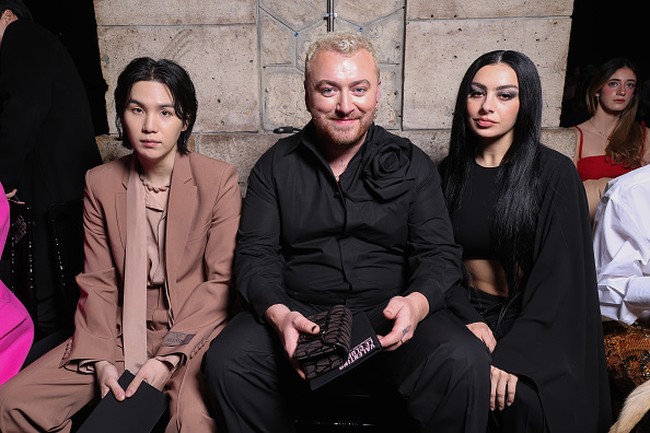 Sebagai tamu spesial, Suga BTS duduk di barisan terdepan bersama Sam Smith dan Charli XCX selama acara Valentino Haute Couture Spring Summer 2023 show. Foto: Getty Images