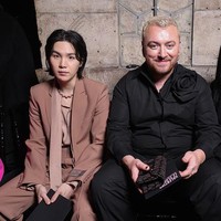 Sebagai tamu spesial, Suga BTS duduk di barisan terdepan bersama Sam Smith dan Charli XCX selama acara Valentino Haute Couture Spring Summer 2023 show. Foto: Getty Images