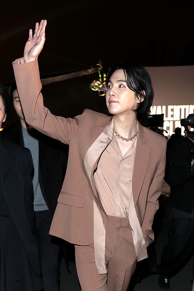 Pemilik nama asli Kim Yoongi itu menjadi personel BTS ketiga yang menghadiri Paris Fashion Week 2023 setelah J-Hope dan Jimin. Foto: Getty Images