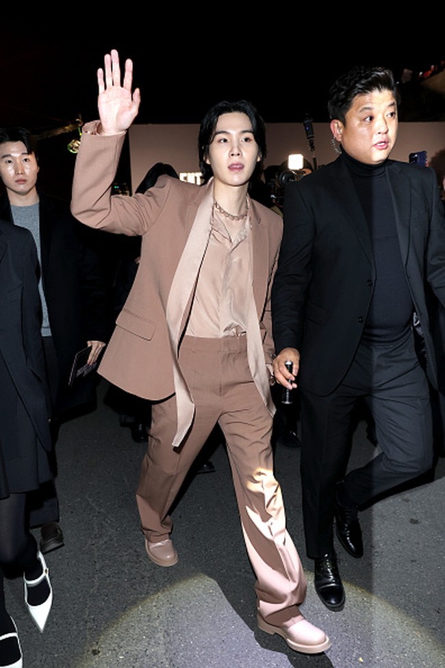 Suga BTS eksis di peragaan Valentino. Dalam kesempatan itu, Suga BTS tampil memakai setelan jas bernuansa netral dari koleksi Valentino Spring Summer Ready to Wear Collection 2023. Kehadirannya ini menandai debut Suga sebagai brand ambassador Valentino. (Foto: Stephane Cardinale/Corbis via Getty Images)