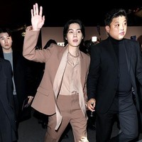 Suga BTS eksis di peragaan Valentino. Dalam kesempatan itu, Suga BTS tampil memakai setelan jas bernuansa netral dari koleksi Valentino Spring Summer Ready to Wear Collection 2023. Kehadirannya ini menandai debut Suga sebagai brand ambassador Valentino. (Foto: Stephane Cardinale/Corbis via Getty Images)