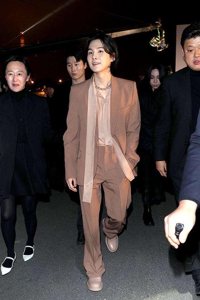 Kehadiran Suga BTS di Paris Fashion Week 2023 menandai debutnya sebagai brand ambassador Valentino. Foto: Getty Images