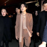 Kehadiran Suga BTS di Paris Fashion Week 2023 menandai debutnya sebagai brand ambassador Valentino. Foto: Getty Images
