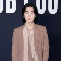 Satu lagi personel BTS yang menjadi tamu undangan Paris Fashion Week 2023. Pada Rabu (25/1/2023), Suga BTS menghadiri Valentino Haute Couture Spring Summer 2023 show. Foto: Getty Images