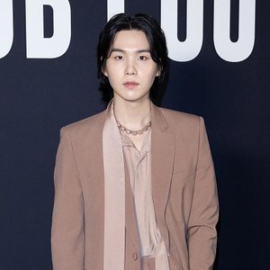 7 Gaya Suga BTS di Paris Fashion Week 2023, Debut Jadi BA Valentino 7 Gaya Suga BTS di Paris Fashion Week 2023, Debut Jadi BA Valentino