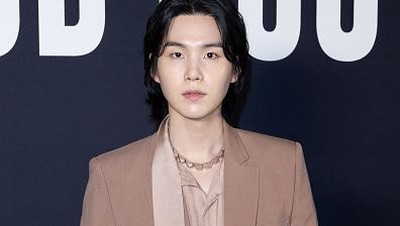 7 Gaya Suga BTS di Paris Fashion Week 2023, Debut Jadi BA Valentino