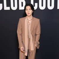 Sorakan penggemar dapat terdengar dalam video yang dibagikan di media sosial. Suga BTS menjadi pusat perhatian di acara peragaan busana rumah mode asal Italia tersebut. Foto: Getty Images