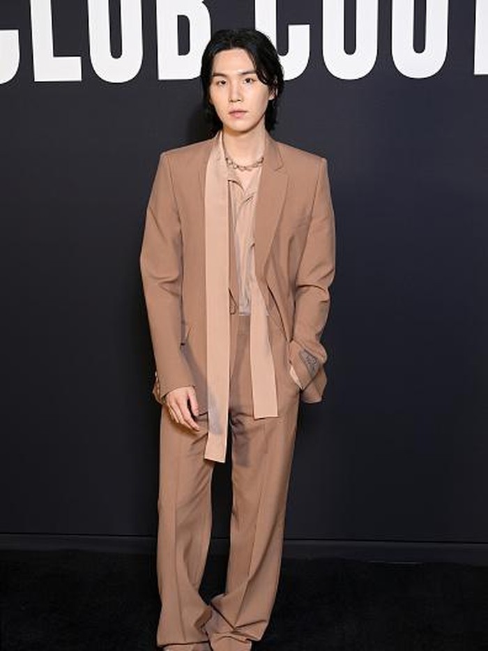 Suga BTS di Paris Fashion Week 2023 PARIS, FRANCE - JANUARY 25: (EDITORIAL USE ONLY - For Non-Editorial use please seek approval from Fashion House) Suga attends the Valentino Haute Couture Spring Summer 2023 show as part of Paris Fashion Week on January 25, 2023 in Paris, France. (Photo by Stephane Cardinale - Corbis/Corbis via Getty Images)