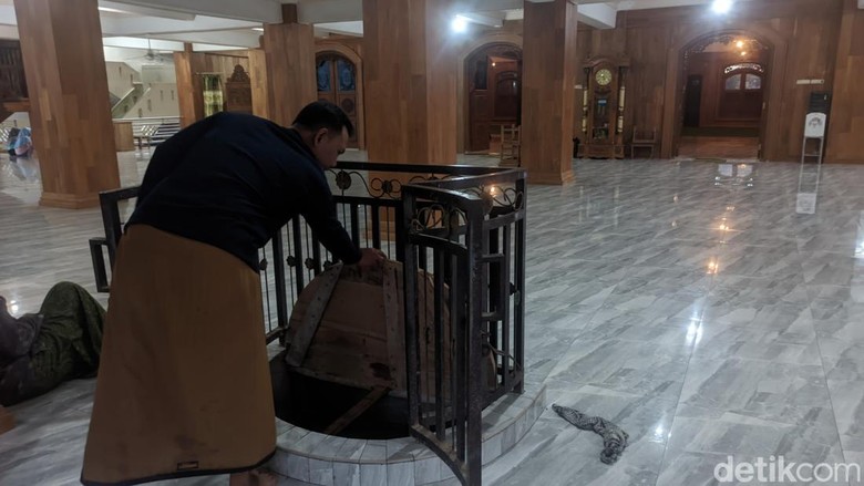 Sumur keramat di serambi Masjid Baitul Atiq, Desa Morodemak, Kecamatan Bonang, Demak, Jawa Tengah, Rabu (25/1/2023). Sumur keramat di serambi Masjid Baitul Atiq, Desa Morodemak, Kecamatan Bonang, Demak, Jawa Tengah, Rabu (25/1/2023).