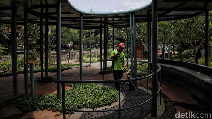 Taman Kampung Muka yang dibangun awal tahun 2022 mulai dibuka buat umum. Taman ini berada  dengan rel kereta api di Pademangan, Ancol, Jakarta Utara.