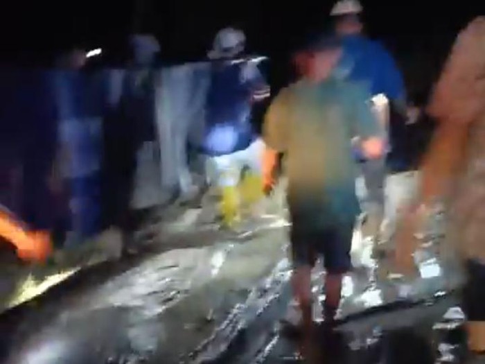 Tangkapan layar warga terpaksa menggotong jenazah karena jalan desa rusak. (Istimewa)