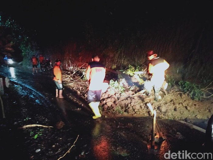 Tebing longsor di Desa Rahtawu Kecamatan Gebog, Kudus, Rabu (25/1/2023). (Foto : dok BPBD Kudus).