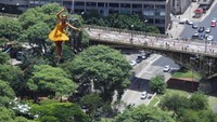 Erika tampak menyeimbangkan diri.