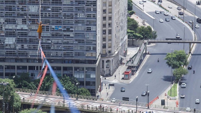 Tegang! Erika Seberangi Dua Gedung di Brasil dengan Seutas Tali Rafael Bridi balances on a highline at 114 meters high and 510 meters long in an attempt to break a record for the longest walk in the Americas, in Sao Paulo, Brazil January 25, 2023. REUTERS/Carla Carniel