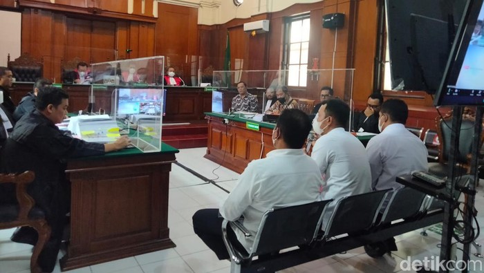 Tiga terdakwa Tragedi Kanjuruhan dari kepolisian jadi saksi mahkota di PN Surabaya