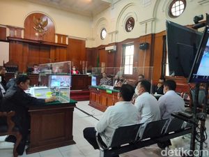 Kesaksian Komandan Brimob Bantah Gas Air Mata Ditembakkan ke Tribun Kanjuruhan