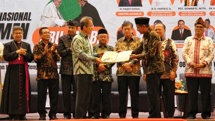 Para tokoh lintas agama dan kepercayaan serta pimpinan Yayasan Atma Jaya dan Universitas Katolik Indonesia Atma Jaya realisasikan dokumen Abu Dhabi dalam penyelesaian penyelesaian masalah kemanusiaan, di Kampus Atma Jaya, Jakarta, Rabu (25/1/2023).