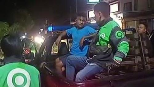 Tukang ojek pangkalan dan pengemudi ojol di kawasan Jalan Labuan Sait, Pecatu, Kuta Selatan, Badung, Bali, saat dibawa ke Mapolsek Kuta Selatan, Rabu (25/1/2023).