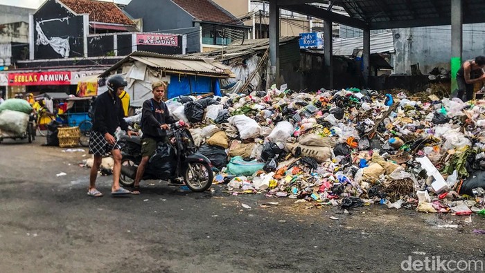 Tumpukan sampah terlihat di kawasan Pasar Lama Kecamatan Cihideung, Kamis (26/1/2023)
